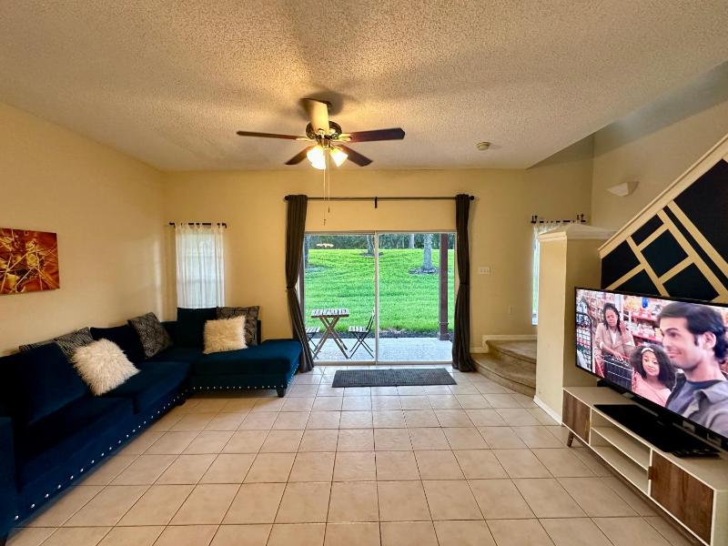Grand Deluxe 3BR Townhouse near Disney Parks - image 3
