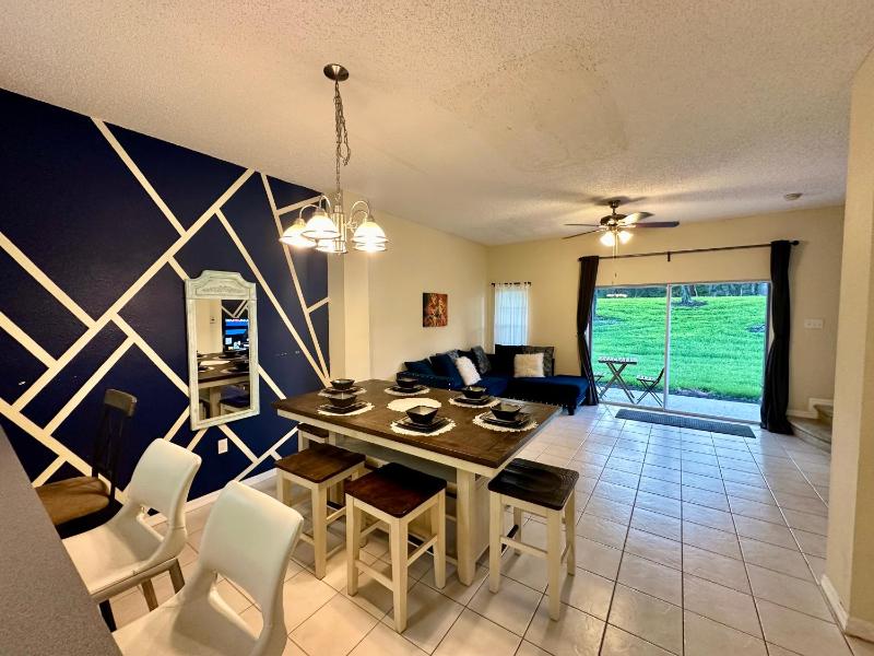 Grand Deluxe 3BR Townhouse near Disney Parks - image 4