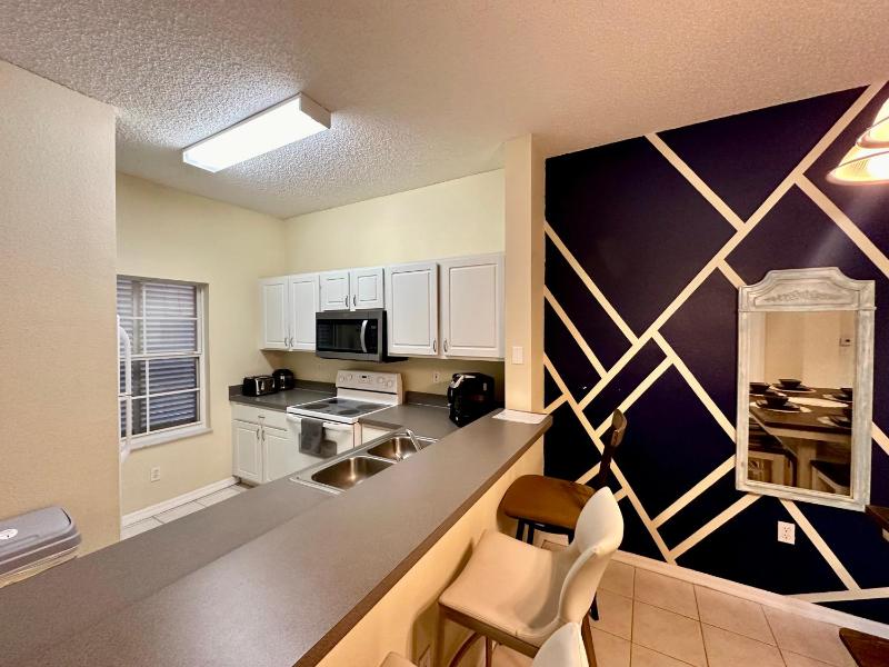 Grand Deluxe 3BR Townhouse near Disney Parks - image 12