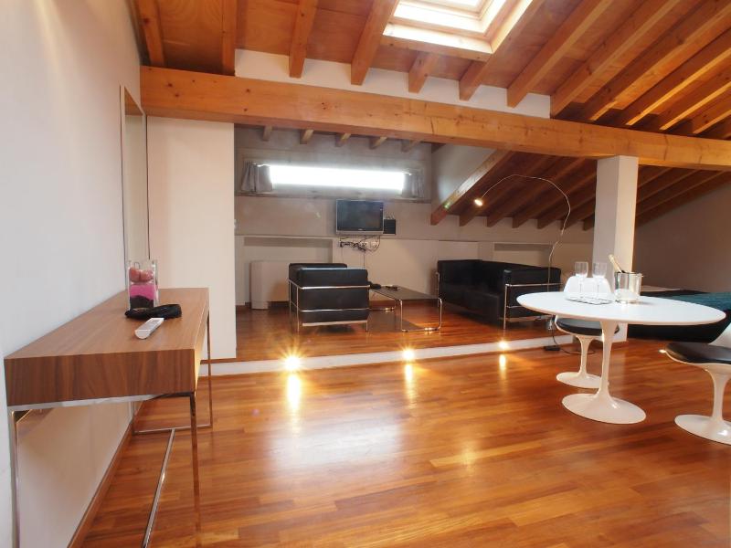 Deluxe Suite - Attic image 2