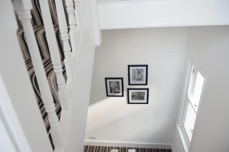 Luxury Two-Bedroom Apartment - Rooftops image 3