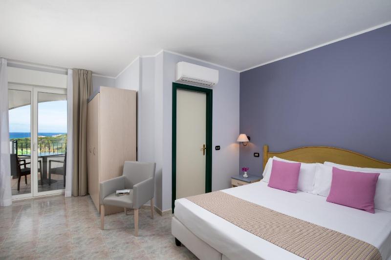 Double or Twin Room with Sea View image 3