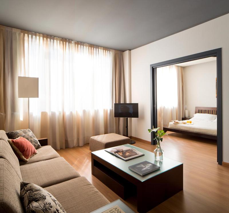 Queen Suite with Spa Access image 2