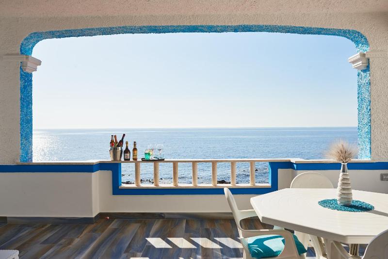 Deluxe Double Room with Sea View image 2