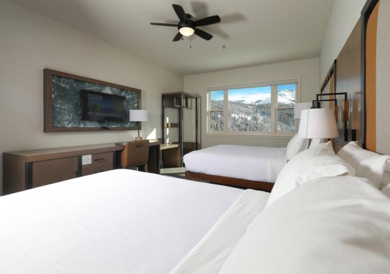Queen Room with Two Queen Beds with Mountain View image 4