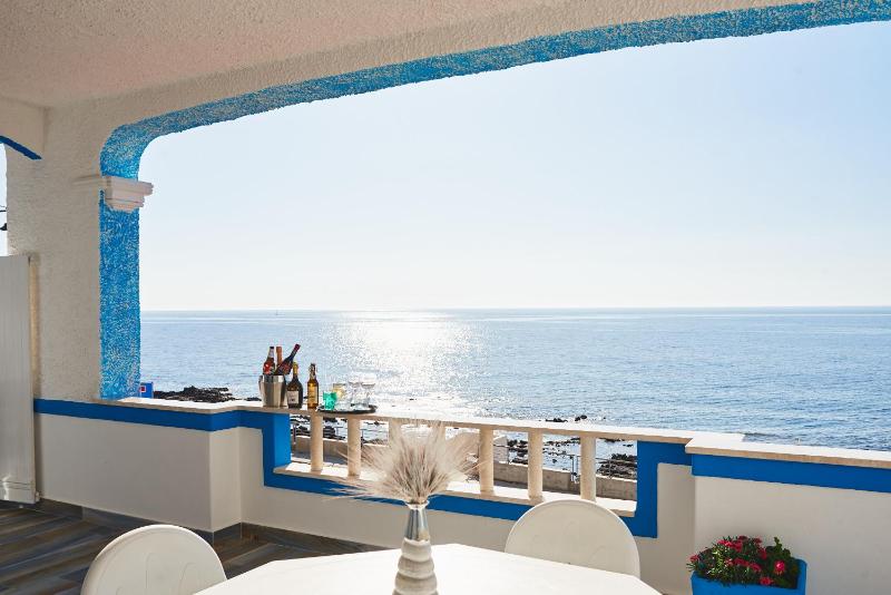 Deluxe Double Room with Sea View image 3