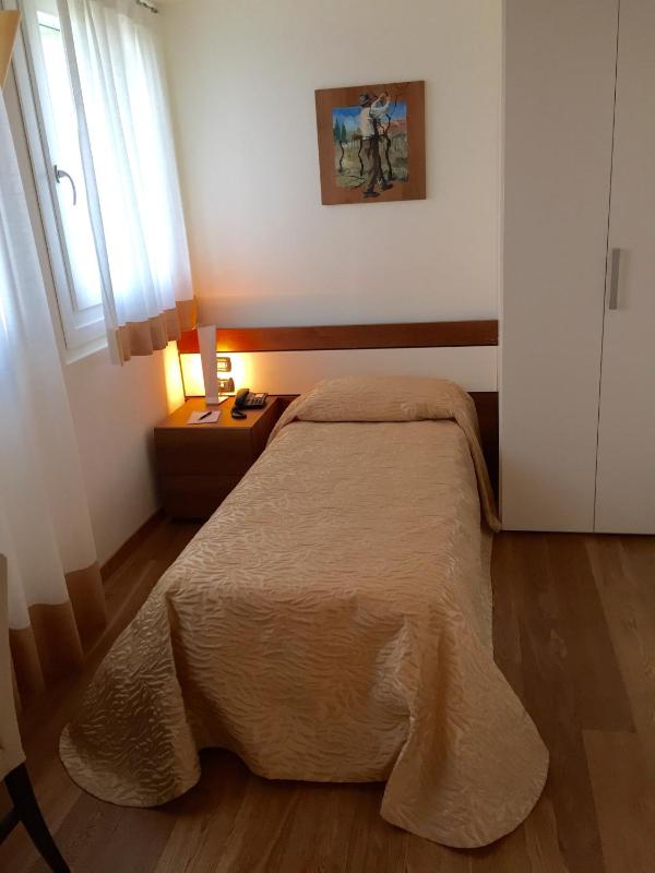 Classic Single Room image 4