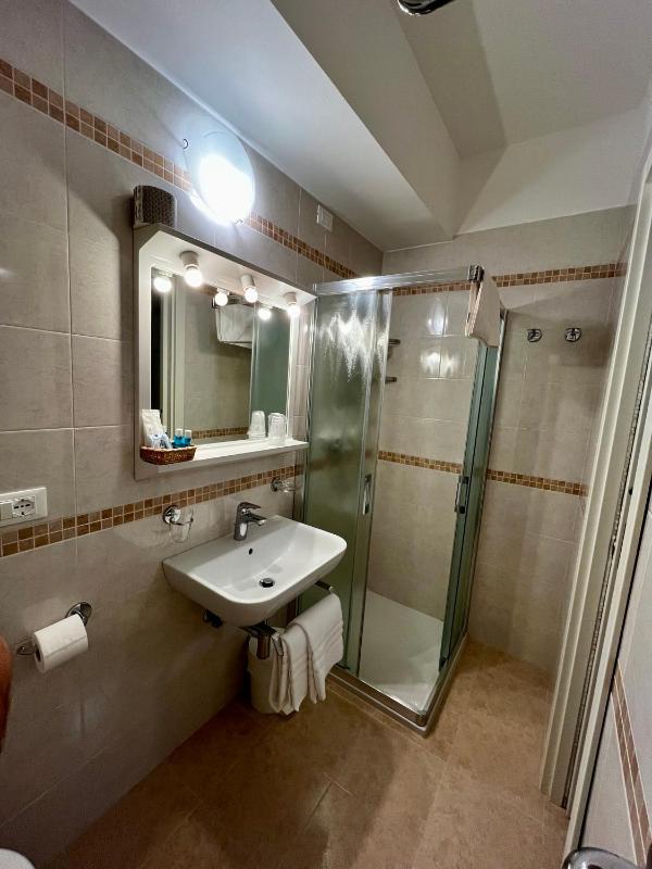 Double Room image 3
