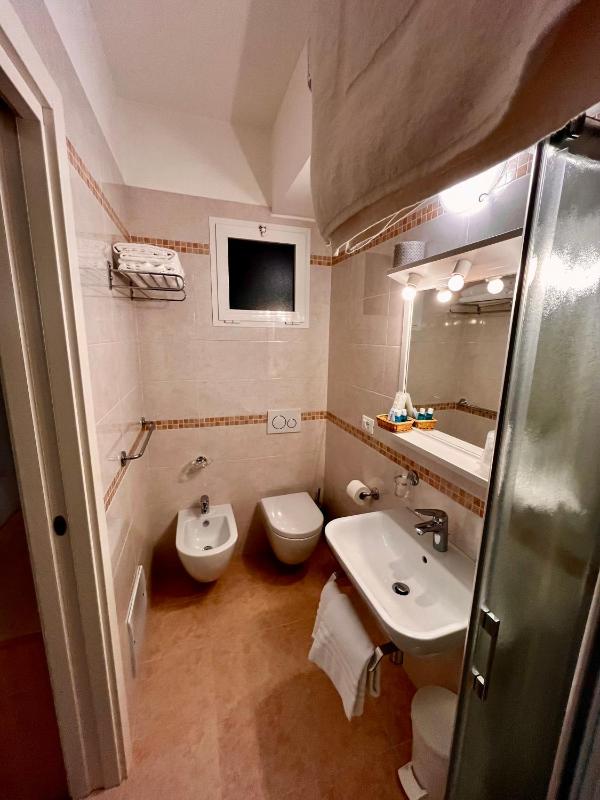 Double Room image 4