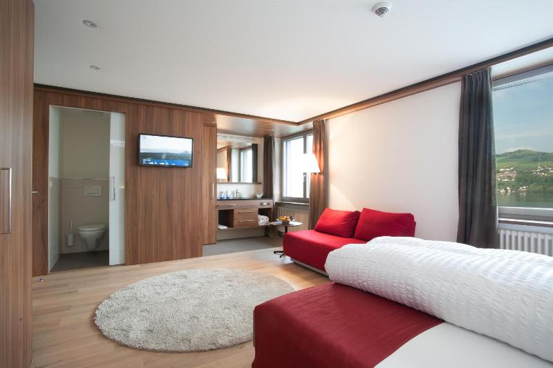 Twin Room with Garden View image 4