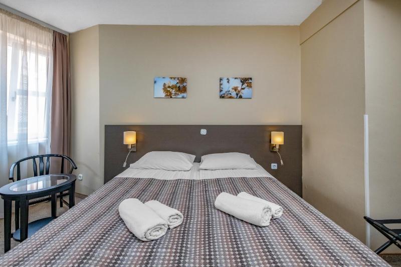 Standard Double Room image 3