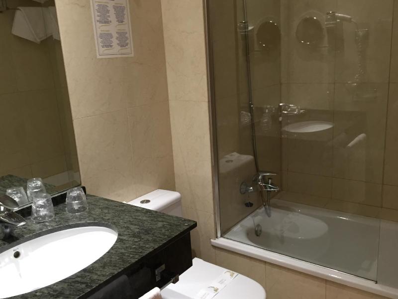 Double Room with Extra Bed and Pool View image 3