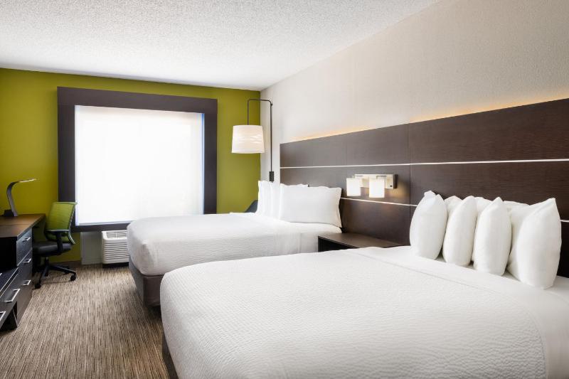 Standard Room with Two Queen Beds image 2