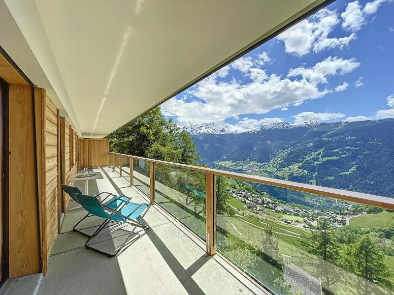 Three-Bedroom Apartment with Balcony and Mountain View   image 4