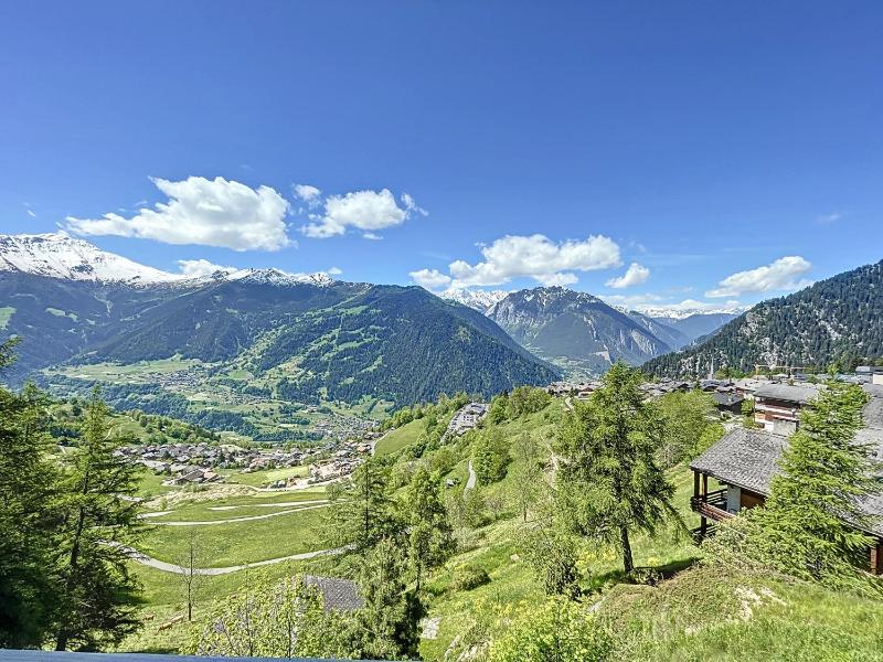 Three-Bedroom Apartment with Balcony and Mountain View   image 3