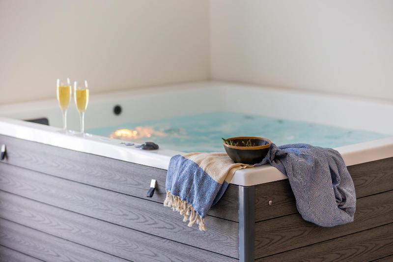 Deluxe Suite with Spa Bath image 2