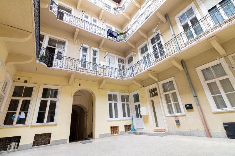 One-Bedroom Apartment image 2