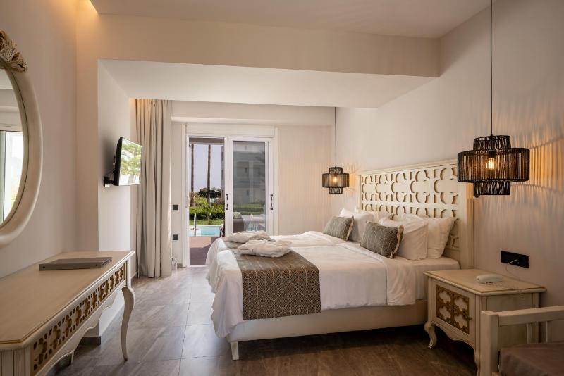 Suite with Private Pool image 4