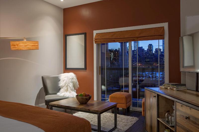 Premier King City View Room  image 4