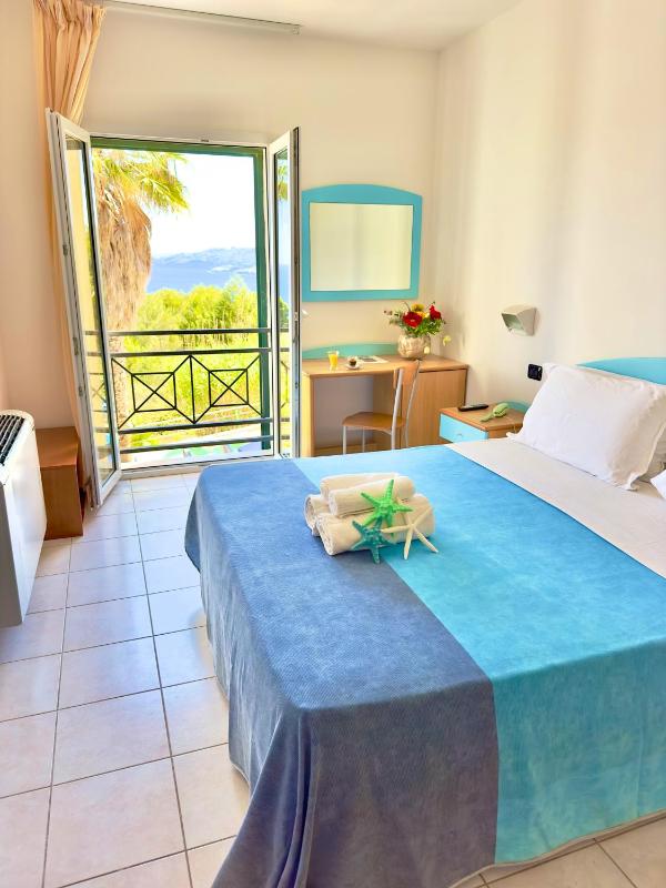 Double Room with Sea View image 3