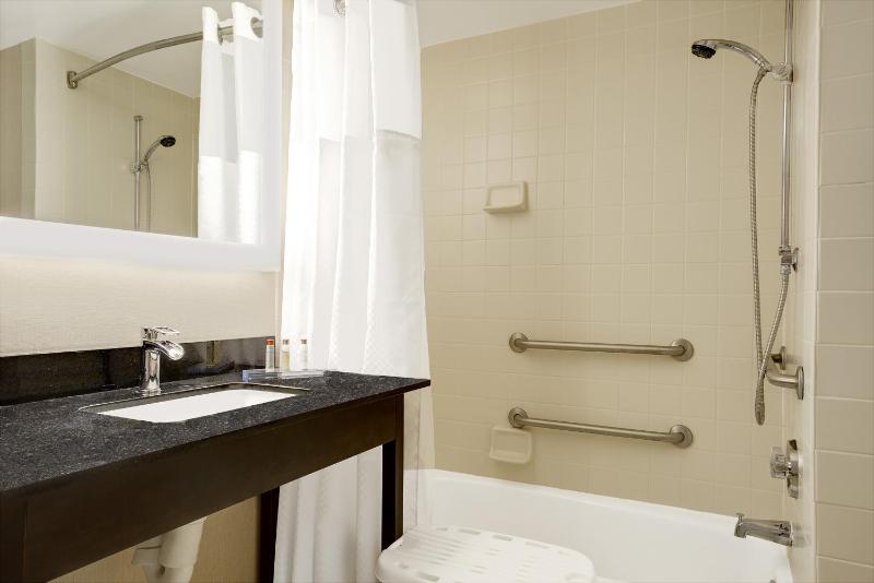 Queen Room with Two Queen Beds and Bath Tub - Mobility Accessible/Non-Smoking image 2