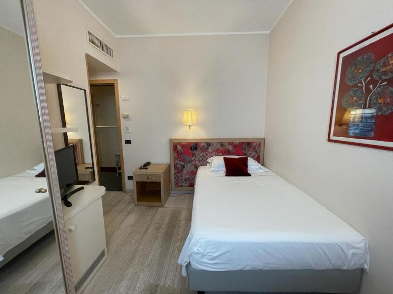 Classic Single Room image 4
