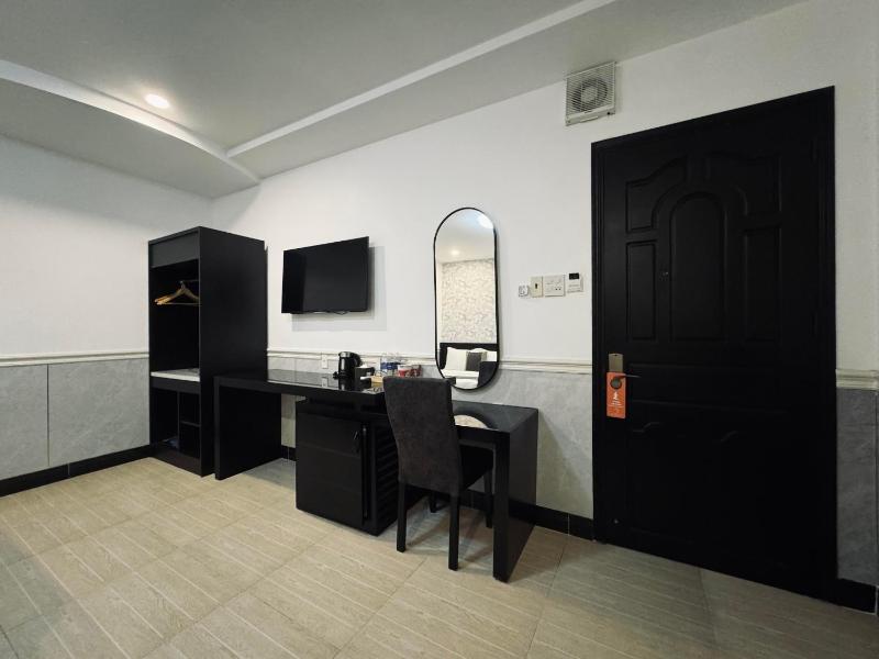 LION 8 Hotel - image 11