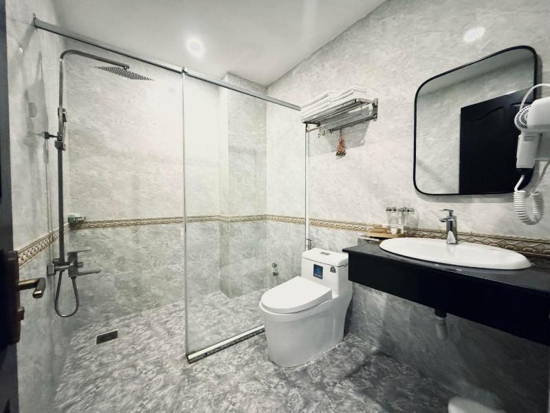 LION 8 Hotel - image 13