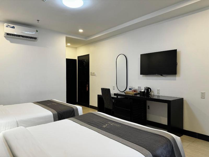 LION 8 Hotel - image 9
