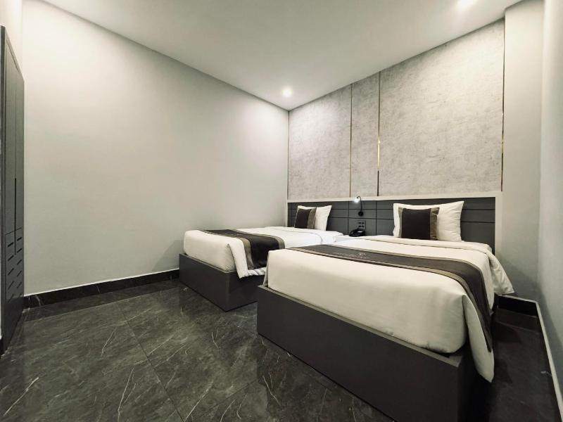LION 8 Hotel - image 2