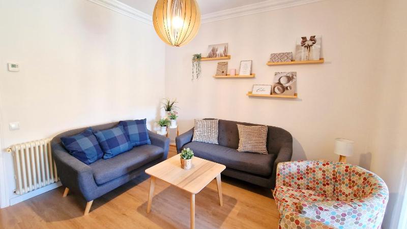 Three-Bedroom Apartment - Roselló 419 image 4