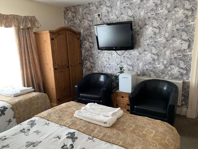 Large Double or Twin Room image 4