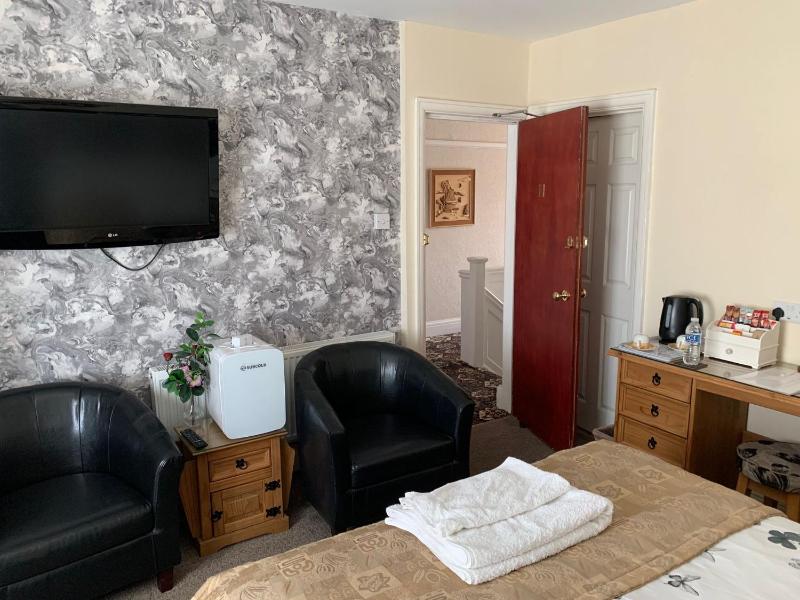 Large Double or Twin Room image 3
