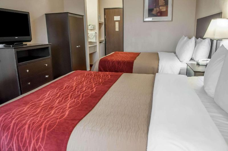 Queen Room with Two Queen Beds - Non-Smoking image 2