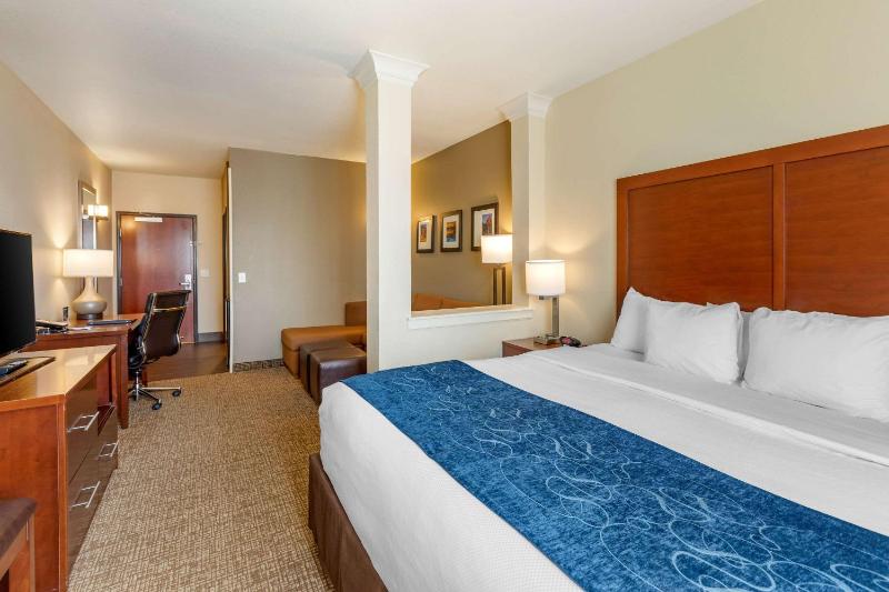 King Suite with Sofa Bed image 3