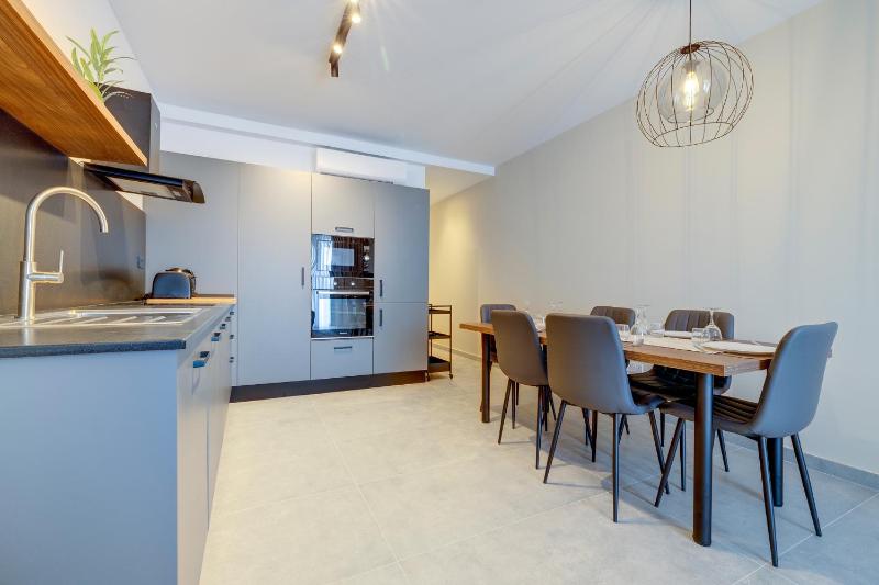 Upscale 2BR Apartment by the Promenade - image 13