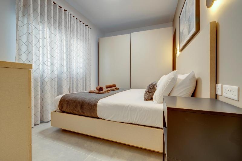 Upscale 2BR Apartment by the Promenade - image 16