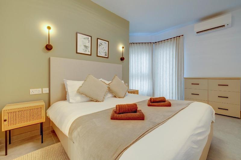 Upscale 2BR Apartment by the Promenade - image 14