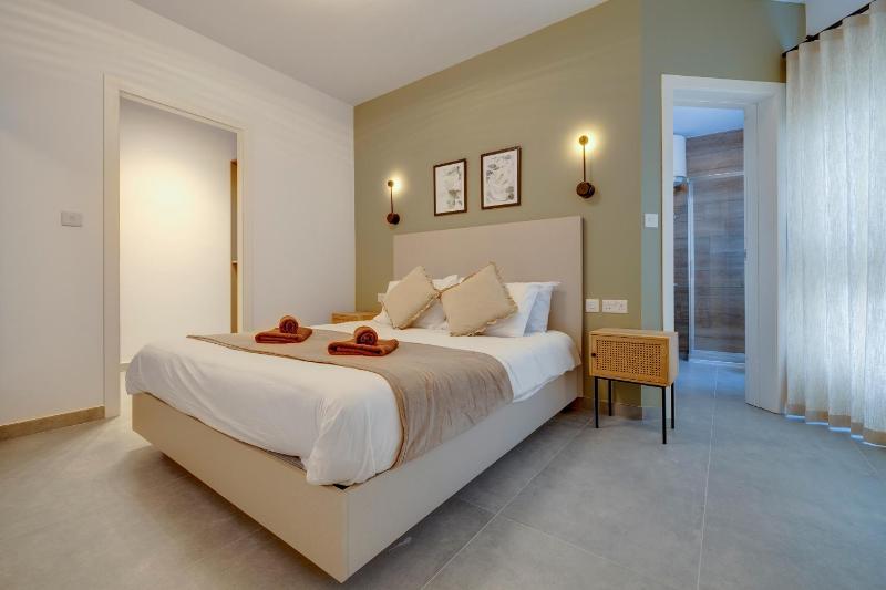 Upscale 2BR Apartment by the Promenade - image 10