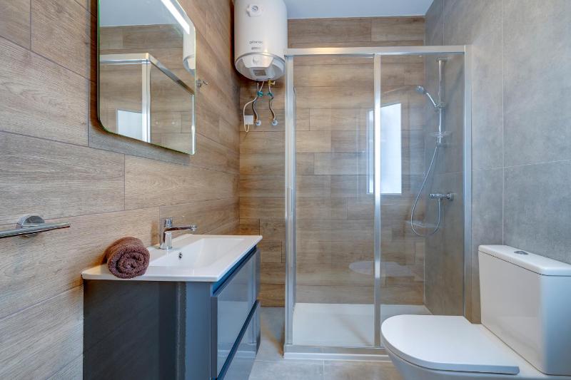 Upscale 2BR Apartment by the Promenade - image 4