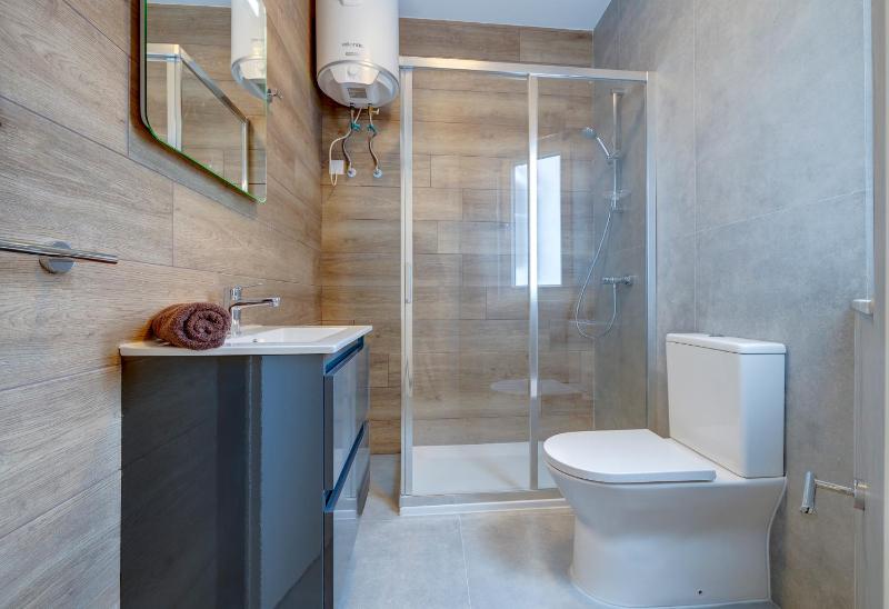 Upscale 2BR Apartment by the Promenade - image 7