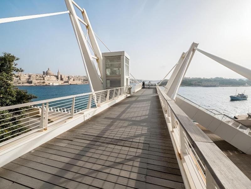 Upscale 2BR Apartment by the Promenade - image 6