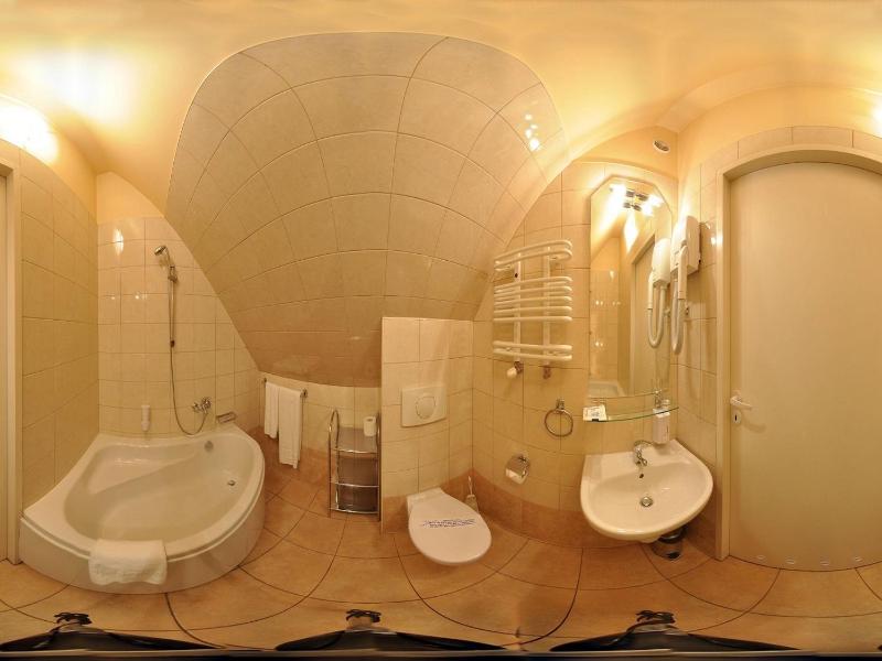 Double or Twin Room image 4
