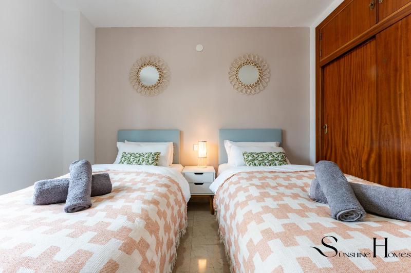 Perfect Location 3 Bedrooms 2 bath Parking Pool - image 28