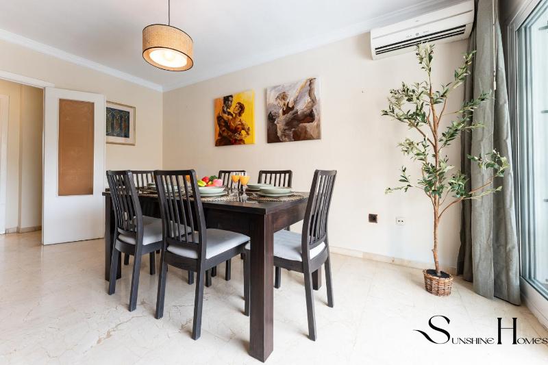 Perfect Location 3 Bedrooms 2 bath Parking Pool - image 7