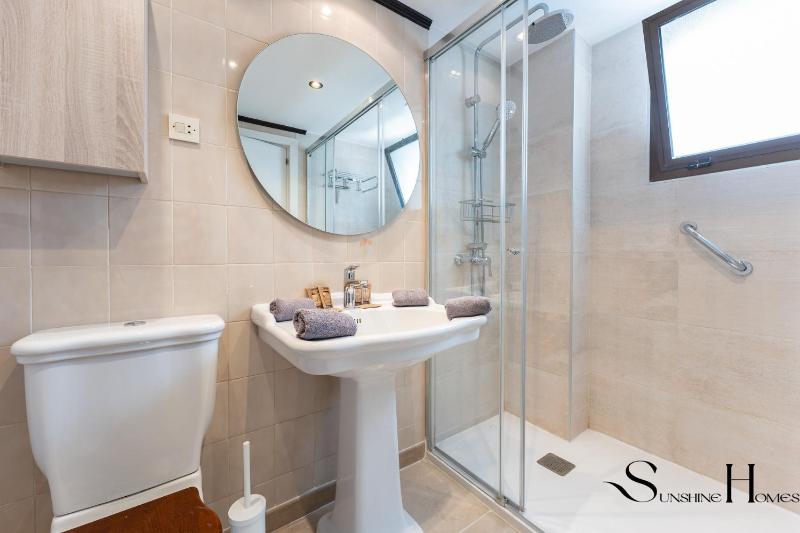 Perfect Location 3 Bedrooms 2 bath Parking Pool - image 20