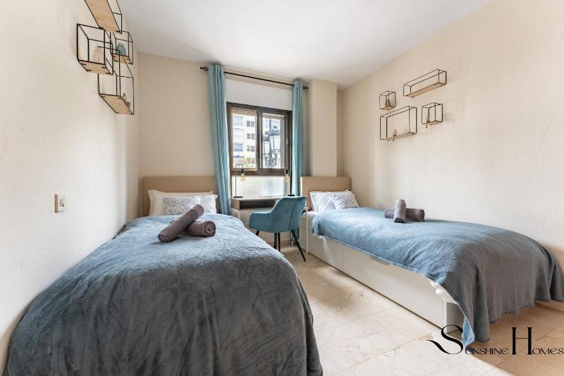 Perfect Location 3 Bedrooms 2 bath Parking Pool - image 3