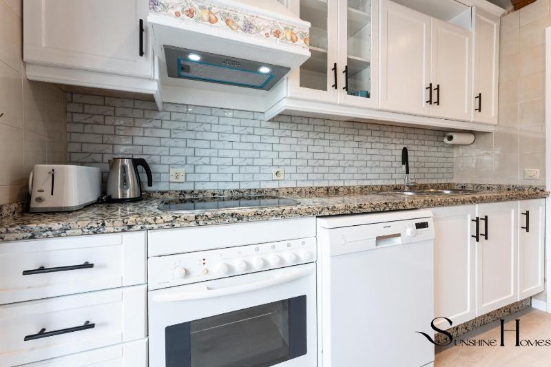 Perfect Location 3 Bedrooms 2 bath Parking Pool - image 2
