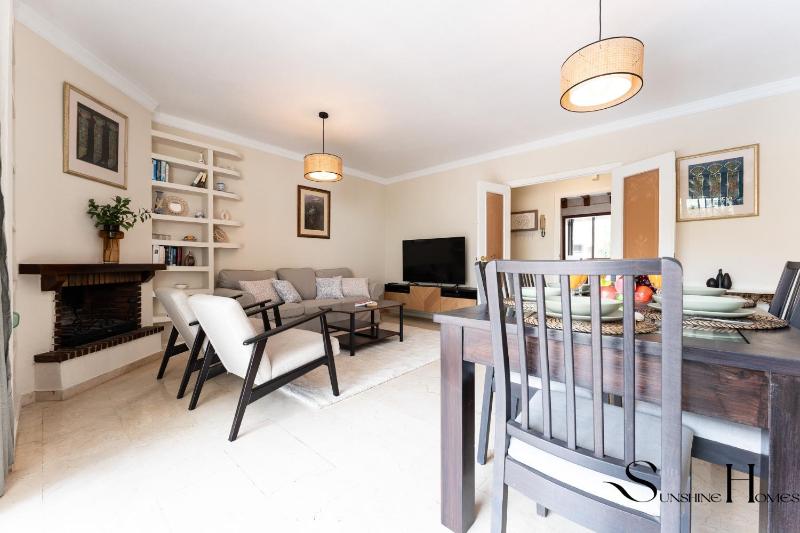 Perfect Location 3 Bedrooms 2 bath Parking Pool - image 17