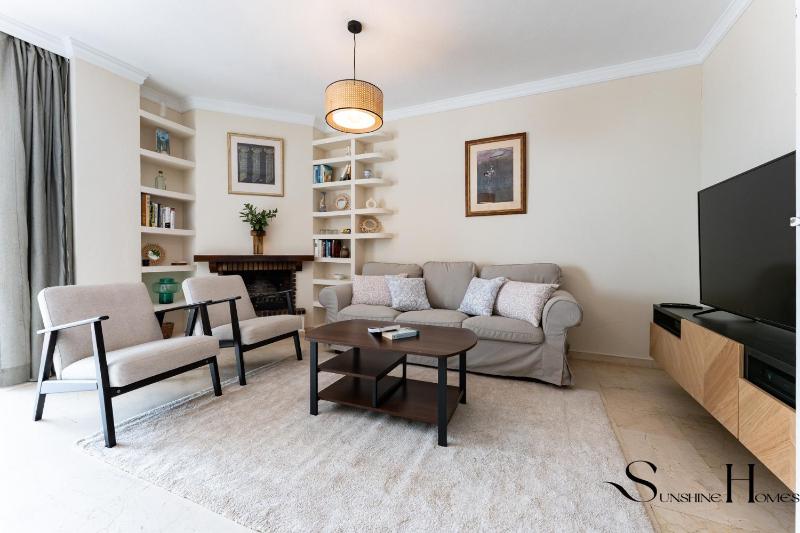 Perfect Location 3 Bedrooms 2 bath Parking Pool - image 10